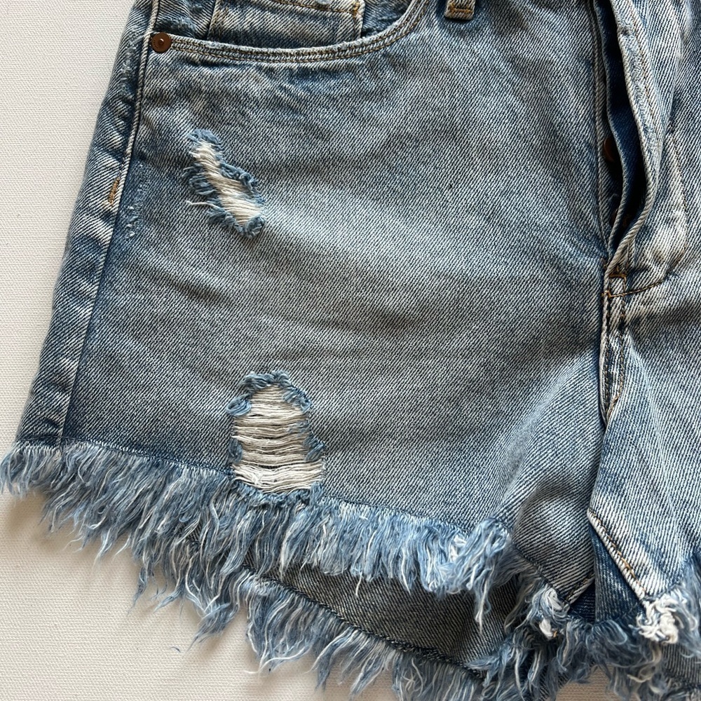 NWT BLANKNYC High -Rise Distressed Denim Light Wash Shorts Size‎ 28 🔥🔥 (B2) - Picture 3 of 10